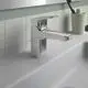 Waschtischarmatur von Ideal Standard mit schlichten Linien und verchromter Oberfläche. Einhebel-Mischer, montiert neben einem weißen Waschbecken auf einer glatten Oberfläche.